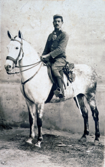 Un soldat de l'arma de Caballeria sortit de Can Rauret de les Bories.