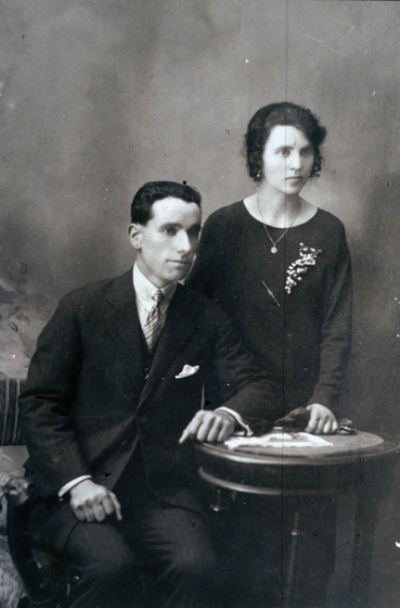 Pere Falgueras Clos, un noi de Can Bayell el dia del seu casament amb la seva dona.