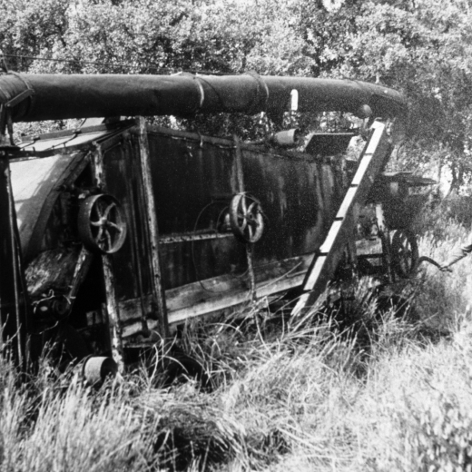 Una antiga màquina de batre de marca americana, abandonada per desús.