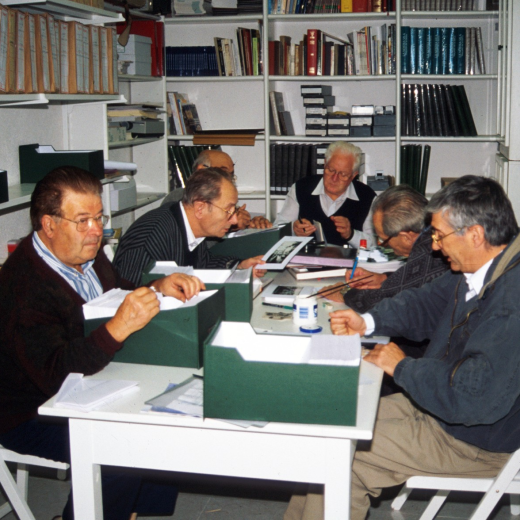 Un grup d'integrants del taller d'història en plena tasca. Són en Joan Costa, Martí Rossell, Joan Selva, Martí Tomàs, Josep Reyner, i Juli Campeny