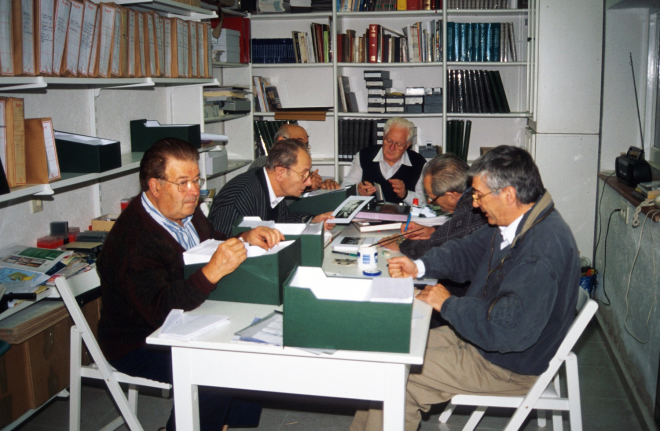 Un grup d'integrants del taller d'història en plena tasca. Són en Joan Costa, Martí Rossell, Joan Selva, Martí Tomàs, Josep Reyner, i Juli Campeny