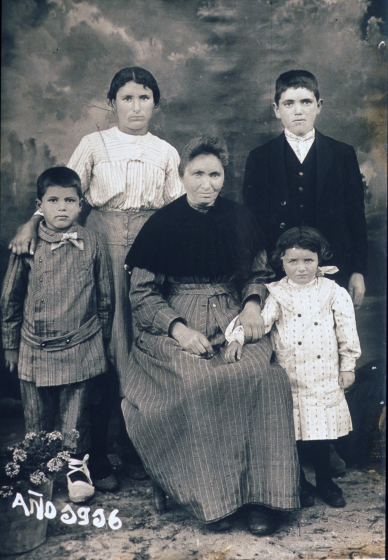 Joan Matas Call, els gemans Carme, Llorenç i Palmira, la mare Maria Call de Can Rauret.