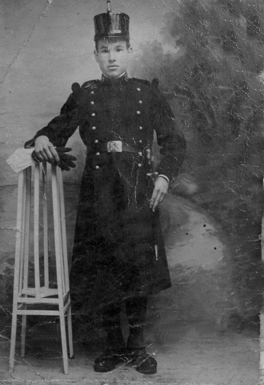 Josep Sureda Vilaseca fent el soldat.