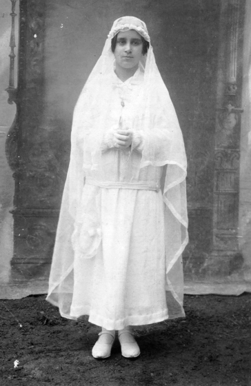 La Maria Figueras Llinàs el dia de la seva comunió solemne