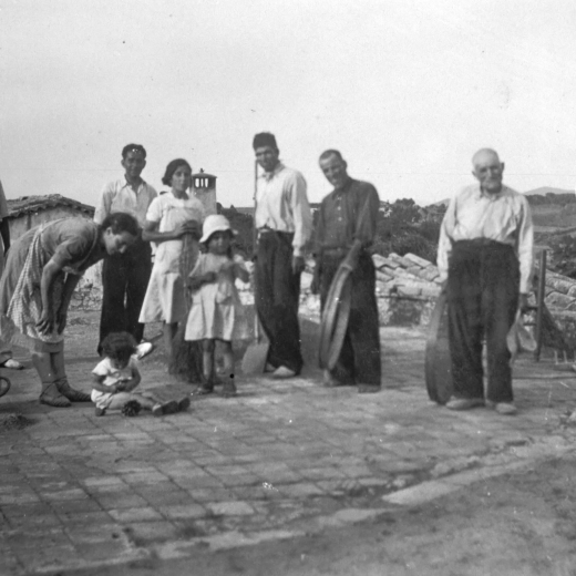La família de Can Rauret a l'era en acabar un dia de batre