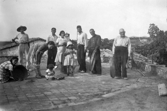La família de Can Rauret a l'era en acabar un dia de batre