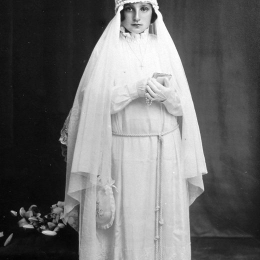 Francisca Batallé el dia de la seva comunió solemne