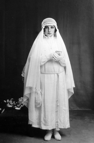 Francisca Batallé el dia de la seva comunió solemne