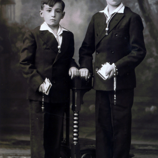 Dos nois de la família Murgadella el dia de la seva comunió solemne