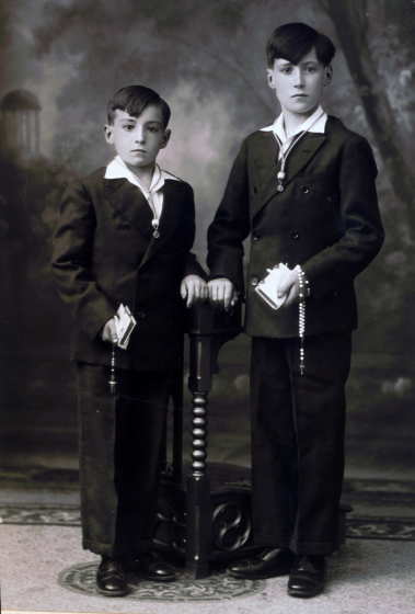 Dos nois de la família Murgadella el dia de la seva comunió solemne