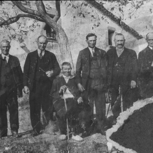 L'avi Manel Ciurana i quadre dels seus fills.