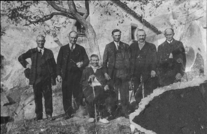 L'avi Manel Ciurana i quadre dels seus fills.