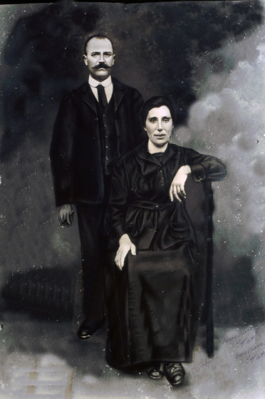 Narcís Hidalgo Casabó i Consuelo Riera Alsina matrimoni de Ca l'Hidalgo. Dibuix de D. Pascual tret d'una foto original de Valentí Fargnoli