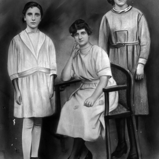 Les germanes Marina, Dolors i Siseta les tres noies de Ca l'Hidalgo. És un dibuix de D Pascual tret d'una foto original de V. Fargnoli