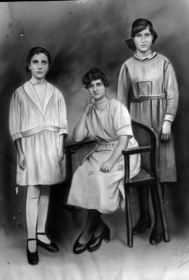 Les germanes Marina, Dolors i Siseta les tres noies de Ca l'Hidalgo. És un dibuix de D Pascual tret d'una foto original de V. Fargnoli
