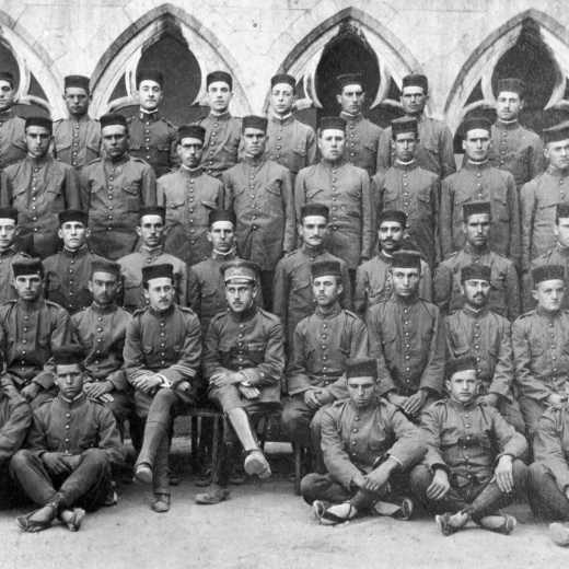 Un grup de soldats entre els que hi ha en Manel Ciurana de Can Garriga que van tots calçats amb espardenyes de tirants.