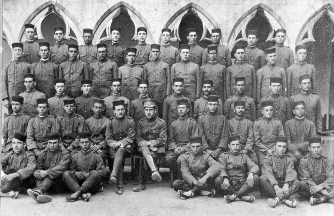 Un grup de soldats entre els que hi ha en Manel Ciurana de Can Garriga que van tots calçats amb espardenyes de tirants.