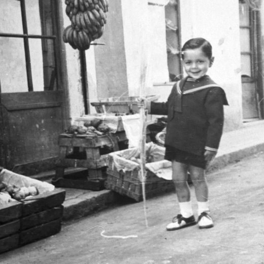 Emili Bancells Amatller fotografiat davant de casa seva al carrer Dolors 4 el dia del Ram