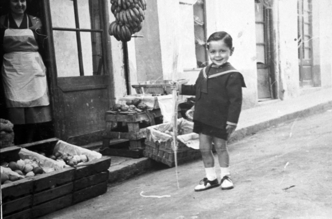 Emili Bancells Amatller fotografiat davant de casa seva al carrer Dolors 4 el dia del Ram