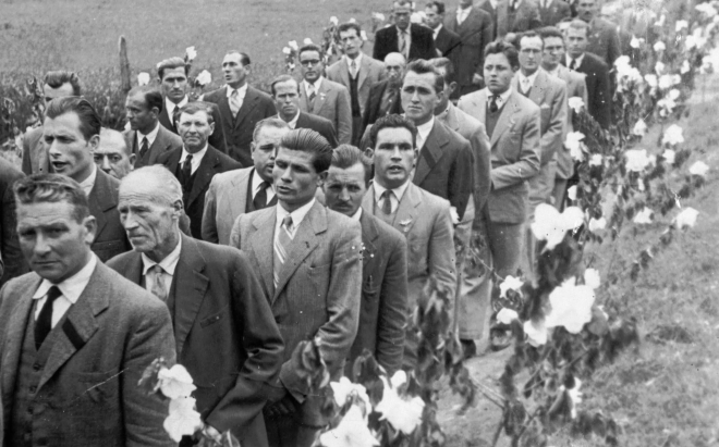 Processó de la Verge de Fàtima .

Tomàs Prats, Francisco Oliveras, Benet Prats, Angel Vilasseca, Josep Roura, Narcís Soler, Enric Bou, Martí Rosell, Angel Risec, Josep Bancells, Pere Pons, Josep Prats, Salvador Aymerich, Francisca Tabarner i altres.