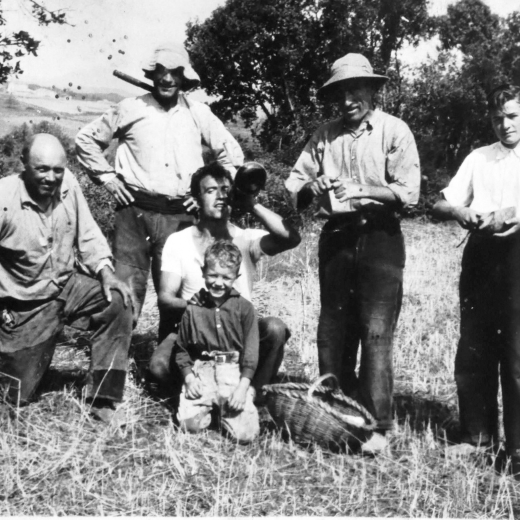 En Manel Ciurana de Can Garriga amb una colla de segadors. Pere Llorens, Jaume Codina beguent amb el purró, en Joan Ridorsa, actualment Joan Falgueras, en Pere Masso (mosso), en Josep Ciurana Albo agenollat davant en Jaume Codina.