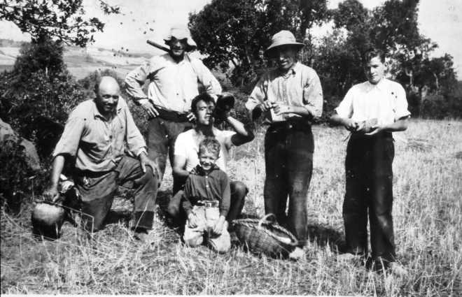 En Manel Ciurana de Can Garriga amb una colla de segadors. Pere Llorens, Jaume Codina beguent amb el purró, en Joan Ridorsa, actualment Joan Falgueras, en Pere Masso (mosso), en Josep Ciurana Albo agenollat davant en Jaume Codina.