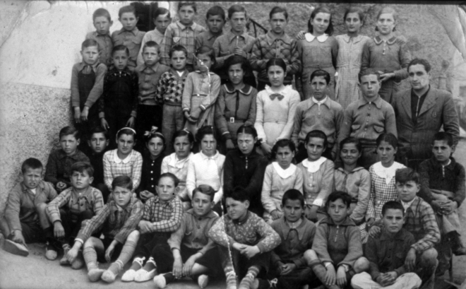 Escola mixta núm. 1. Mestre Lluís Serra. Curs 1937 - 1938.

Joan Taberner, Emili Artigas, Joan Martí, Àngel Vidal, Pere Pujol, Pere Güell, Pere Roca, Pepita Negre, Carme Selva i Emilia Ribas.

Pere Caballé, Emili Barceló, Llorenç Amatller, Manolo (refugiat), Àngela Taberner, Pilar Formiga, Narcisa Gelabert, Josep Mir, Josep Artigas i mestre Lluís Serra.

Ramón Deulofeu, Simó Auladell, Montse Batallé, Consol Reyner, Engràcia Barceló, Engràcia Bagot, Maria Tomàs, Emília Falgueras, Pilar Franch, Dolors Soler, Maria Pujol, Paco (refugiat), Robert 