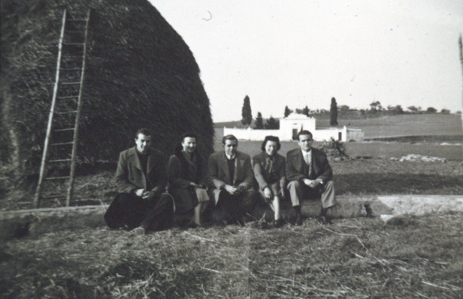 L'era de Can Juria. Alfonso Soms, Josep Bancells i Joaquim Rey amb dos noies.