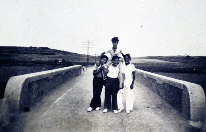 Quatre nois de Maçanet al pont de la riera Torderola l'any 1935. Aquest pont fou volat quan la retirada a la guerra civil del 1936 - 1939 i reconstruït posteriorment.