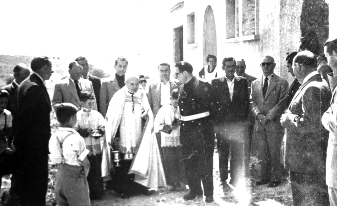 Acte d'inaguració de les anomenades vivendes protegides de Maçanet . El Sr. rector Mn Josep Planells amb les autoritats provincials i locals en l'acte de benedicció