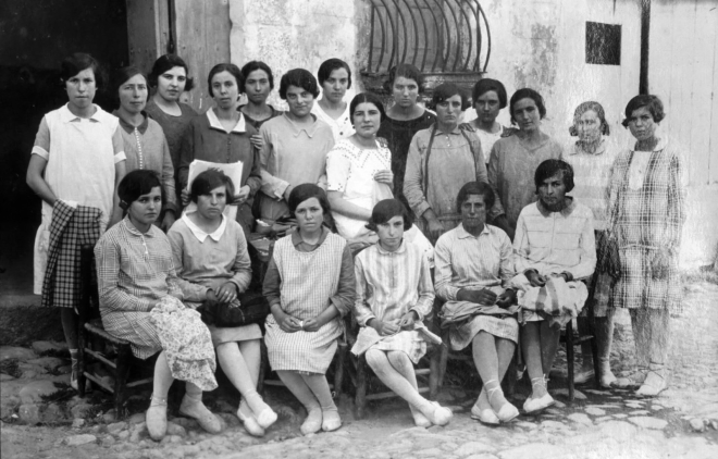 Un grup de modistes del Taller de la Maria Tarres. 

A la fila de dalt, d'esquerra a dreta hi reconeixem la Maria Amargant, la Dolors Gelmà, la Mercè Bosch, la modista Maria Tarrés, la Pilar Tarres, la Rosa Costa, la Ramona Bosch, la Maria Bosch, la Maria Planas i la Mercé Romaguera entre altres.