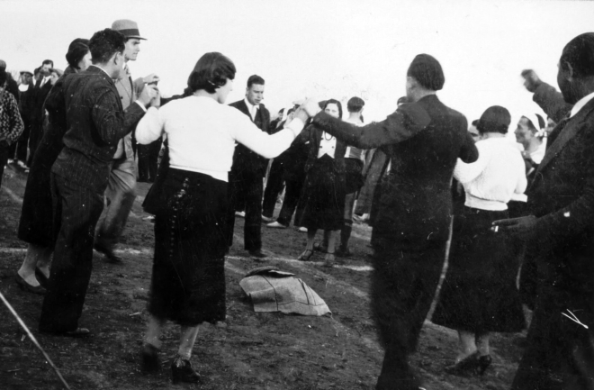 Ballant sardanes al camp de futbol de ca l'Esparra