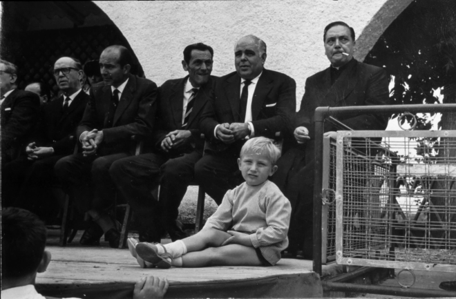 Festa d'homenatge a la vellesa a Maçanet a la pista jardí

La presidència de l'acte: Miquel Col, Alfons Soms, Josep Reyner, Josep Bancells i Mn Francesc Berga. El petit assegut a terra és en Pere Pons.