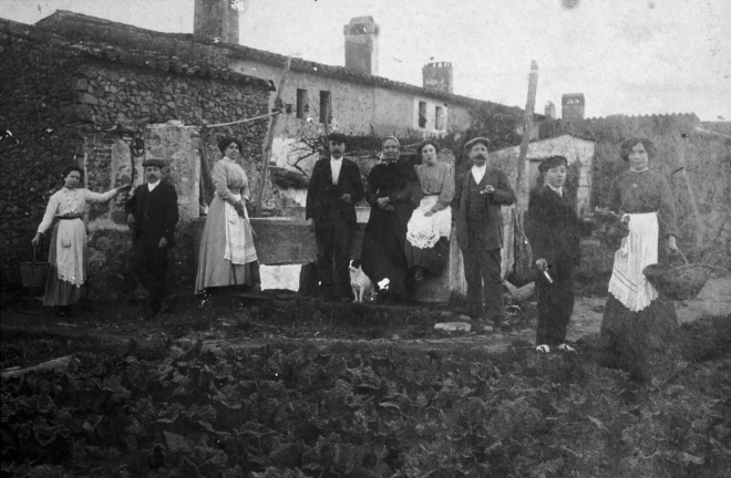la família de Can Pinet amb altre gent del carrer Trullàs a principis del segle XX