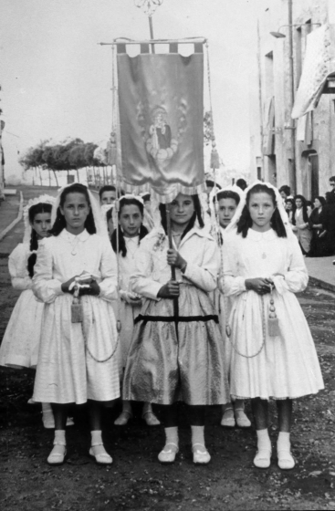 Processó de corpus

El pendó de les noies per la comunió solemne.

Teresa Morell, Núria Mateu, Dolors Taberner, Mercè Artigas l'any 58