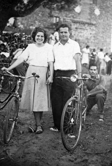 Retrat de Pau Martí Camps i la seva novia Montserrat Clos Mallorquí a punt de fer una passejada en bicicleta. Més tard es casaren i visqueren molts anys a la Pineda.