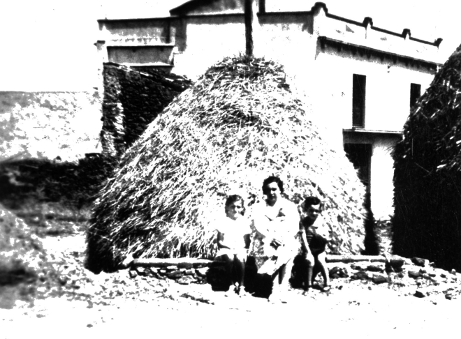 Foto de Can Poch am l'era i el paller.