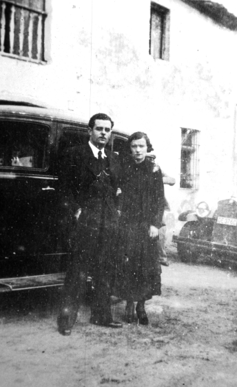 Foto de casament de Josep Aregay Orech i Maria Aluart amb cotxes al fons