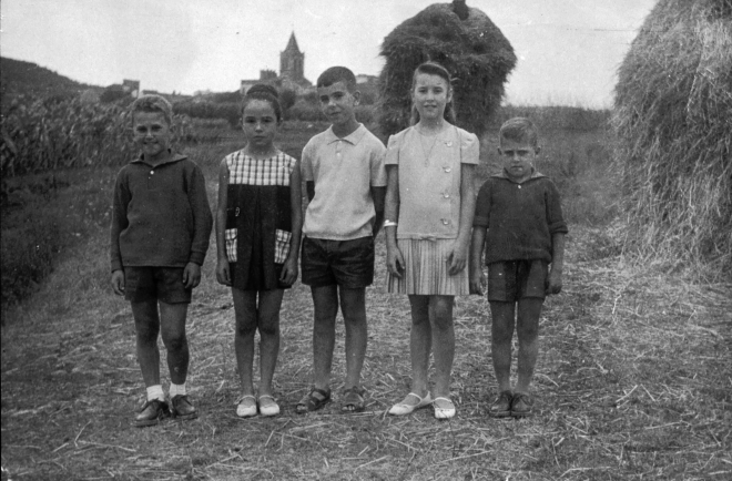 Pere Serra, M Angels Amatller , Vicenç Ballbé, Núria Rovira, Simó Serra, es veu un paller i el campanar