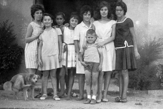 d'esquerra a dreta: Claudia Palomo, Núria Rovira, Matilde Gironés, Narcisa, Cursà, Angelita Artigas, Julia Gironés, Nuria Massegur, i el vailet Simó Serra. El gos que es rasca les puces es deia Boby