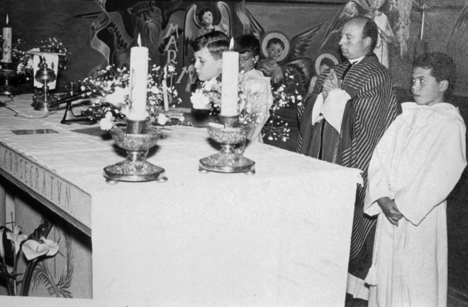 Els escolans Simó Serra i Josep Ribas i el rector Mn Conrad Ruhí a l'altar Major de l'Església de Maçanet