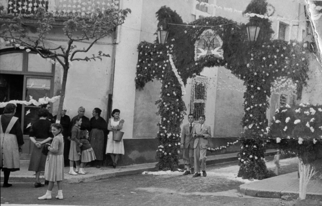 Carrer de Sant Sebastià engalanat per la visita de la Mare de Déu de Fàtima