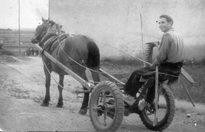 Foto de Josep Artigas Vilella amb un cavall i una màquina de segar