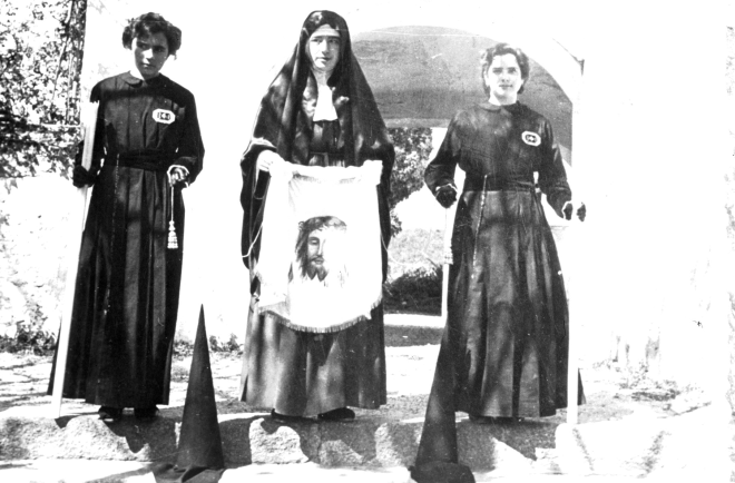 Processó del Divendres Sant.

M Angels Palomo, Pilar Rovira, Dolors Artigas representant la Verònica i les seves acompanyants.