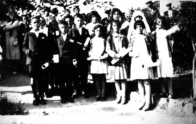 Comunió Solemne a l'Esglèsia de Martorell de la Selva siguent rector Mn. Francesc.
D'esquerra a dreta: Joaquim Guitart, Francesc Pagès, Josep Pagès, Joaquima Surós, Carme Soler, Encarnació ...
A darrera: M Jesús Rodella, Maria Soler, Concepció Matas i Carme Plà.