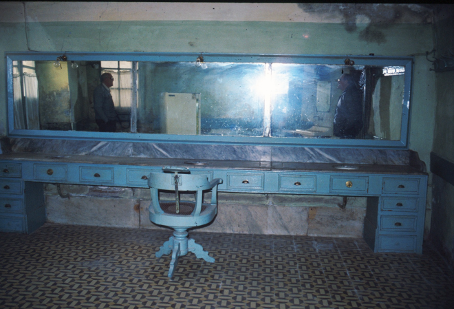 Interior de la barberia de Can Lluís Pi ja abandonada. Actualment l'edifici ha estat enderrocat i es troba en construcció un de nou, que en aquests moments (any 1997) no es pot preverure quant s'acabarà.