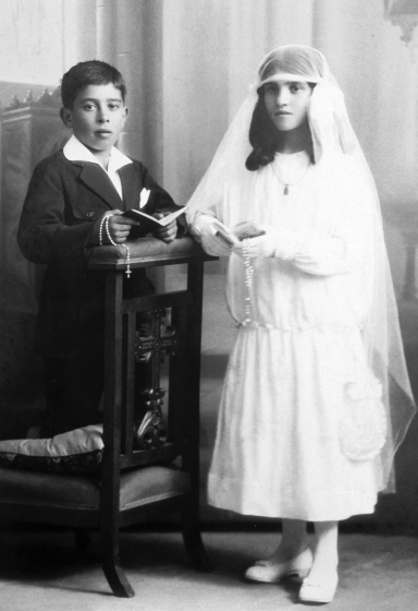 Retrat de comunió dels germans bessons Josep i Maria Gelmà Pascual de Can Vidal del veinat de Pujol