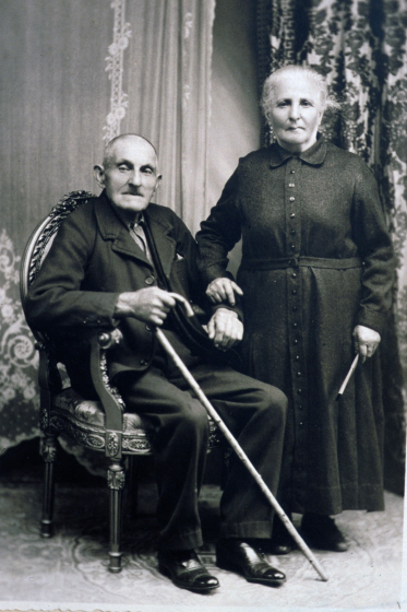 Foto de Geroni Vilageliu Fullà i Teresa Vieta Mas, els avis de Can Pau Retat del veinat de Marata nascuts l'any 1861