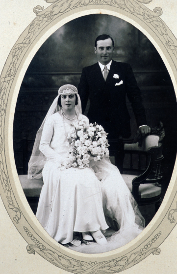 Foto de casament de Joan Parés de Can Ravich i la seva dona (desconeixem la seva identitat). Ell fou ferroviari i visqueren a Riudellots de la Selva