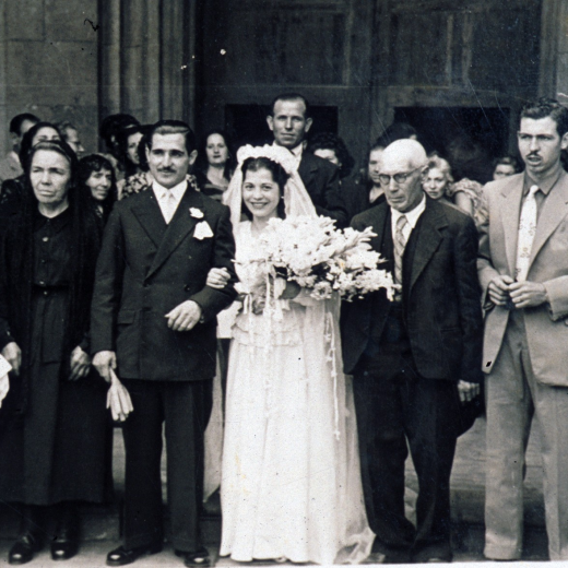 Foto casament de Joaquim Deulofeu i Gascons i Emerita ?.

D'esquerra a dreta: Carme Gascons, mare del nuvi; els nuvis: el pare del nuvi, Felip Deulofeu; i els seus germans Ramón i Rosita Deulofeu